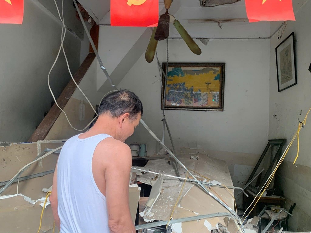 Scene of the ceiling collapse at a coffee shop at No. 95 Nguyen Huu Huan, Hoan Kiem ward, Hanoi. Photo: Minh Hanh