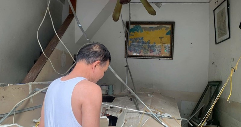Sập trần tại quán cà phê Lam ở phố cổ Hà Nội