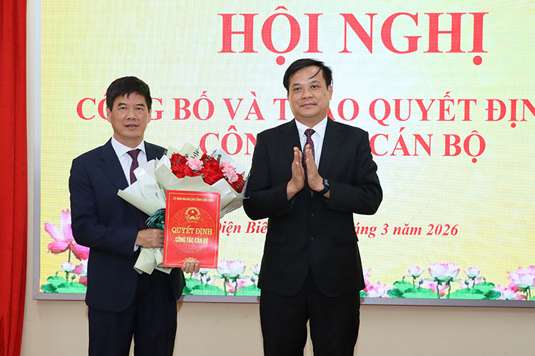 Standing Vice Chairman of Dien Bien Provincial People's Committee Lo Van Cuong presents the appointment decision to Mr. Nguyen Thai Binh (left). Photo: Pham Trung