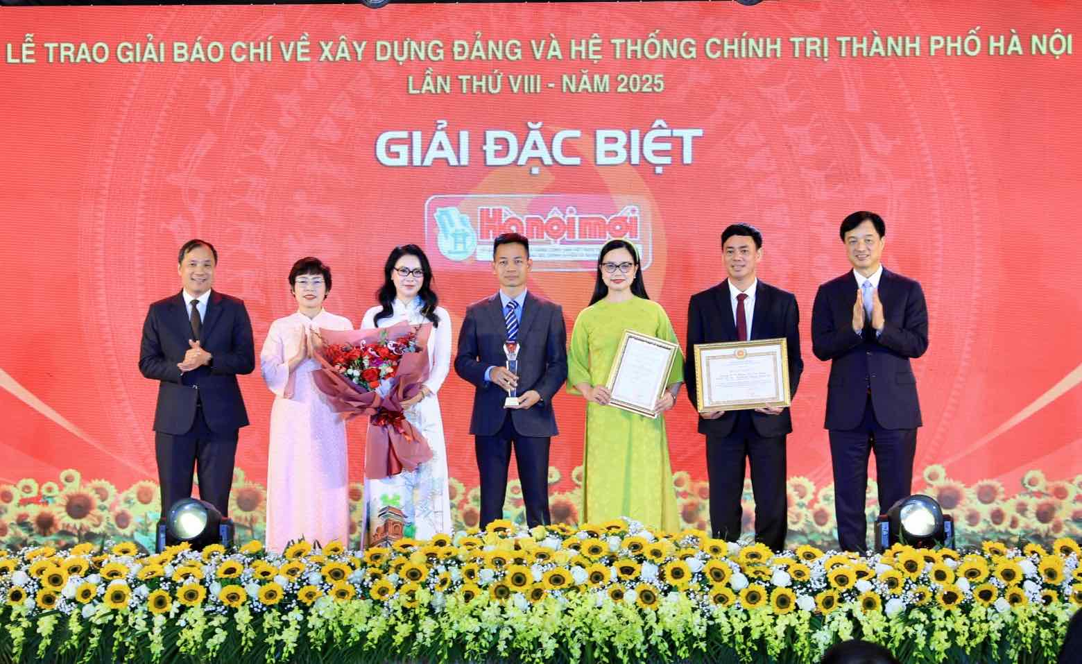 Nhóm tác giả được trao giải đặc biệt Giải Báo chí về xây dựng Đảng và hệ thống chính trị TP Hà Nội. Ảnh: Quang Thái 