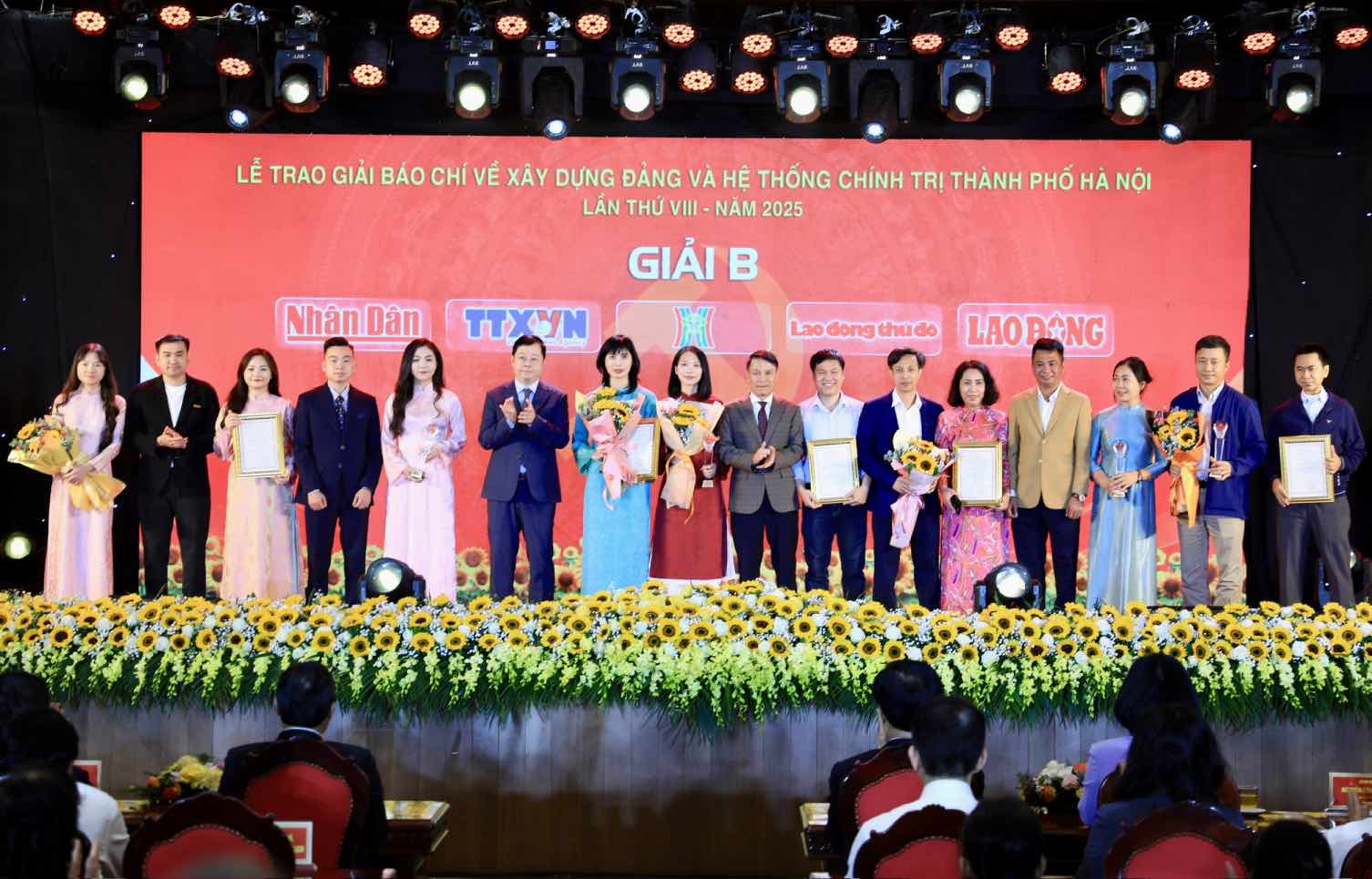 Các tác giả đạt giải B . Ảnh: Quang Thái