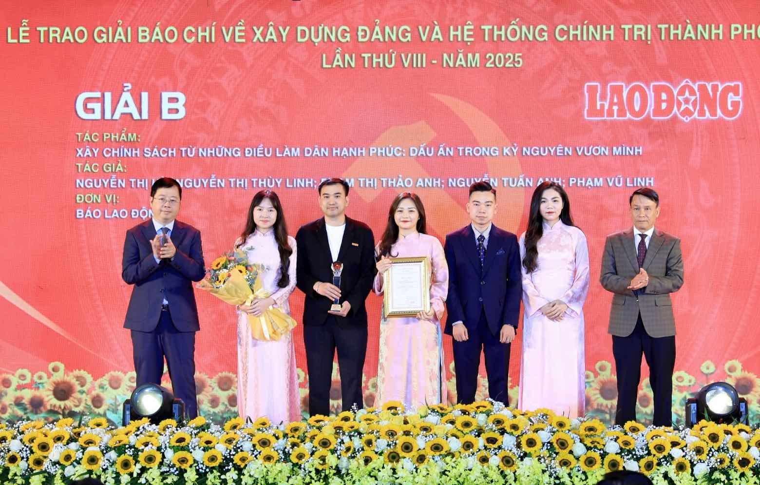 The group of authors of Lao Dong Newspaper won the B prize in the Press Award for Party Building and the Political System of Hanoi City. Photo: Quang Thai