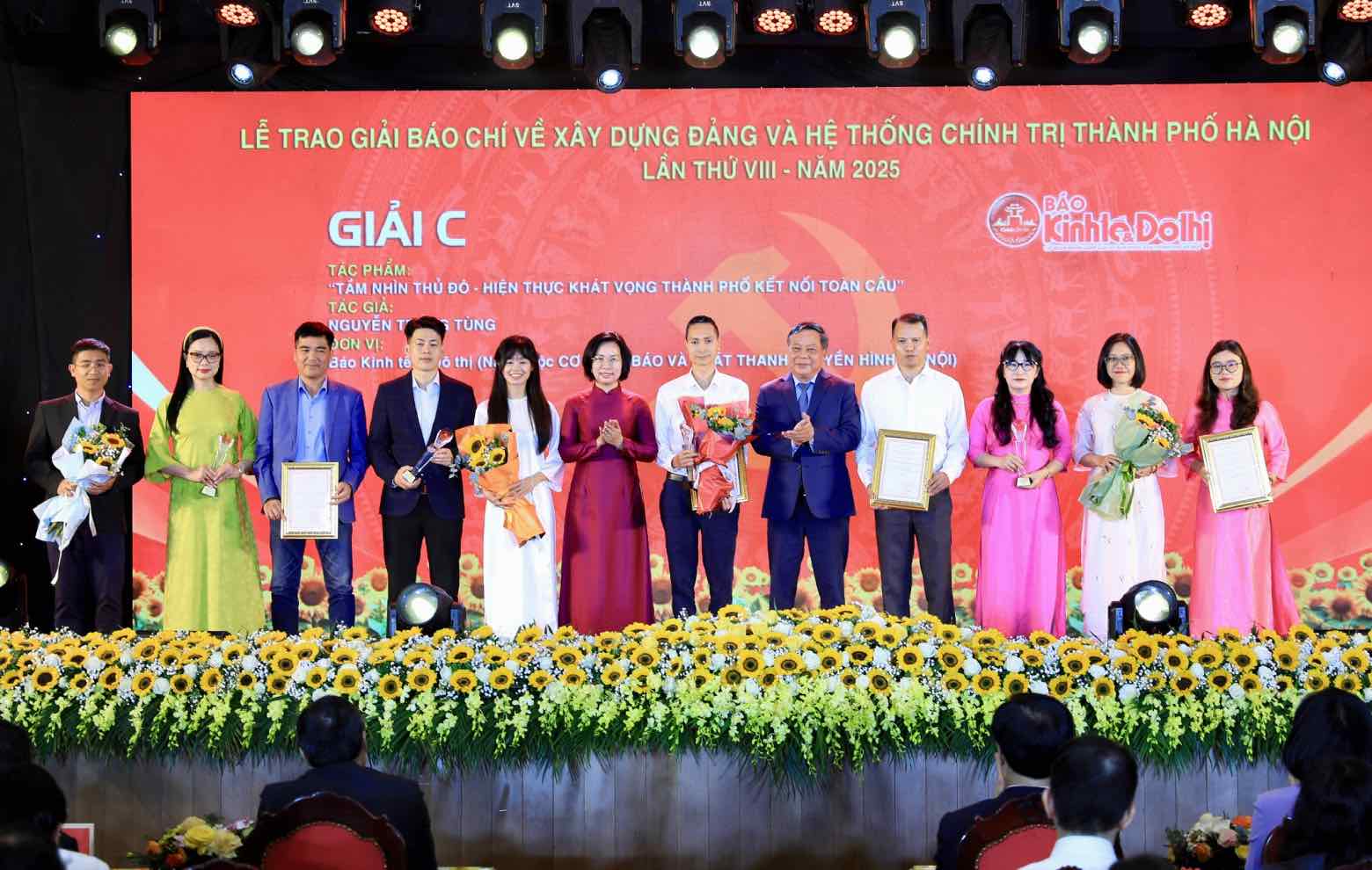 Các tác giả đạt giải C Giải Báo chí về xây dựng Đảng và hệ thống chính trị TP Hà Nội. Ảnh: Quang Thái