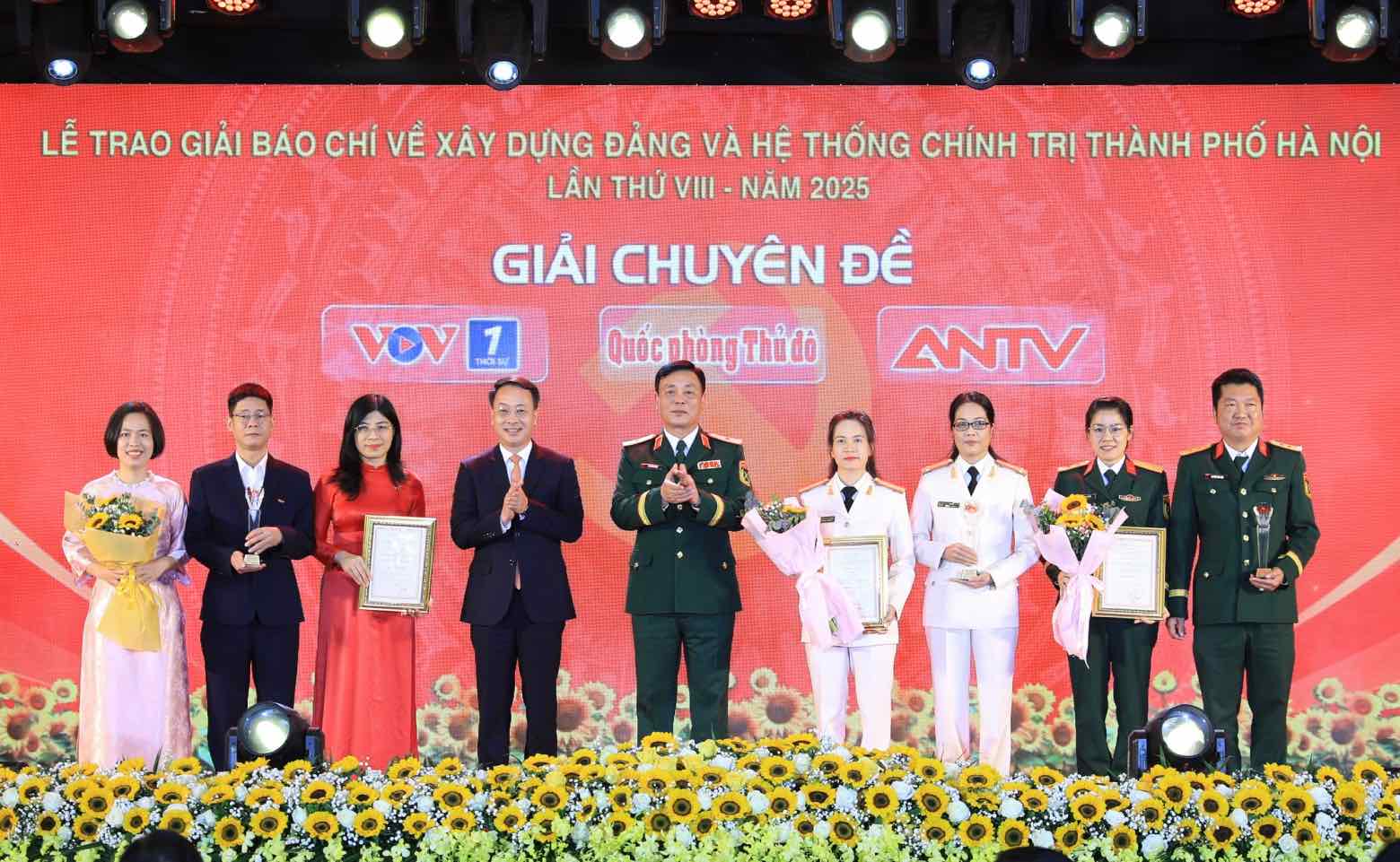 Các tác giả đạt giải Chuyên đề Giải Báo chí về xây dựng Đảng và hệ thống chính trị TP Hà Nội. Ảnh: Quang Thái