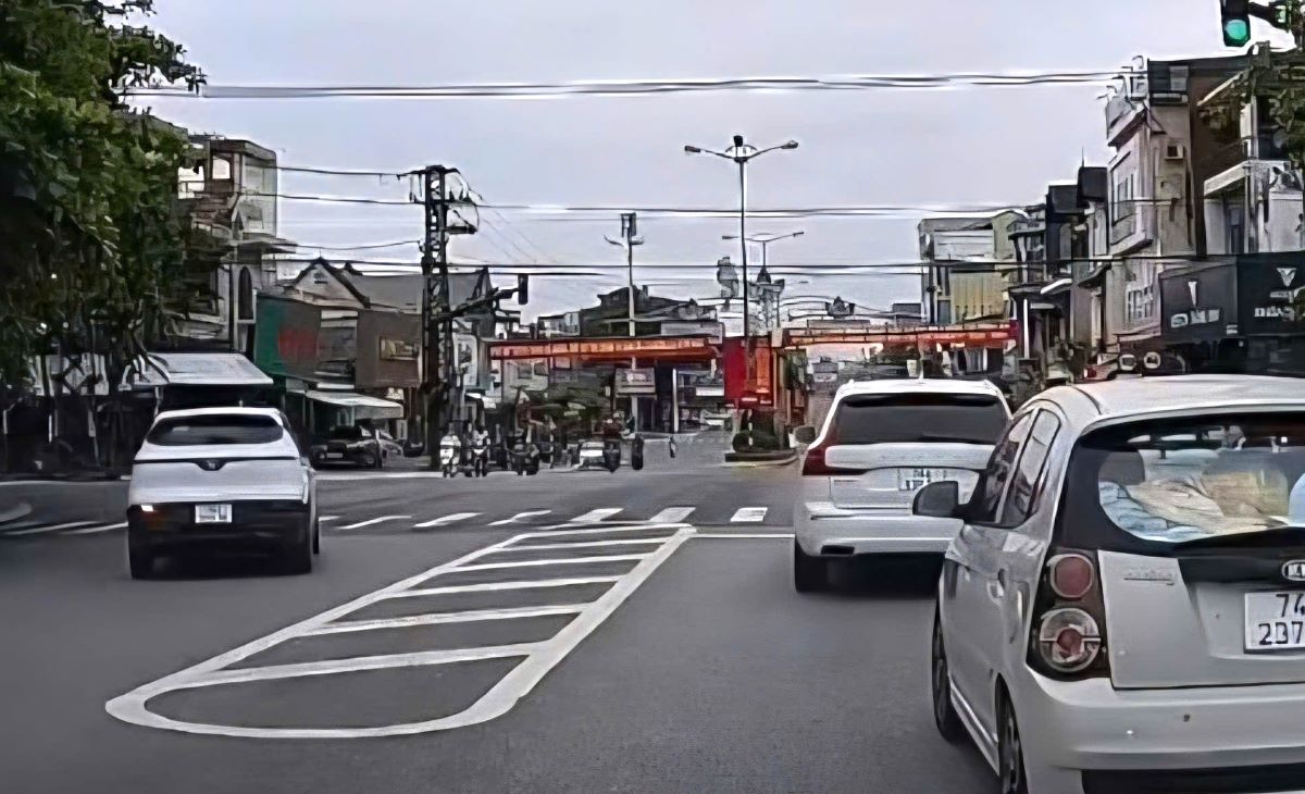 Nữ tài xế điều khiển ôtô trắng (bìa trái ảnh) đi không đúng làn đường đã bị xử phạt. Ảnh: Cục CSGT