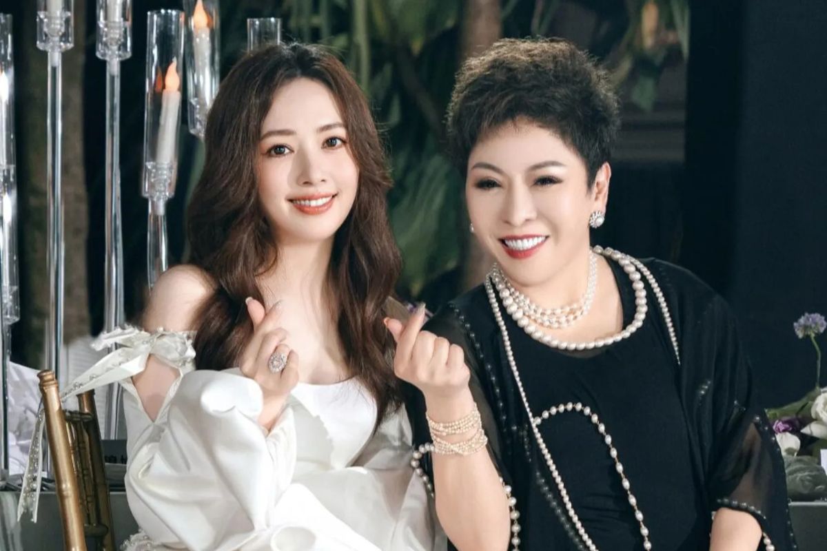 La actriz Quách Bích Đình y su suegra, la "magnate del entretenimiento" Trần Lam. Foto: Xinhua