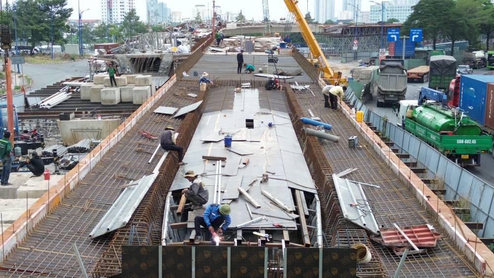Thi công nhánh cầu N4 nút giao An Phú.  Ảnh: Anh Tú