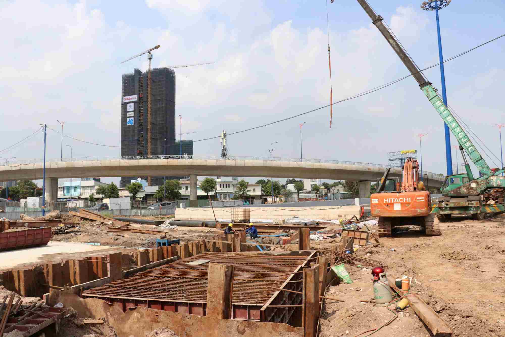 Công nhân thi công nút giao An Phú ngày 17.3.  Ảnh: Minh Quân