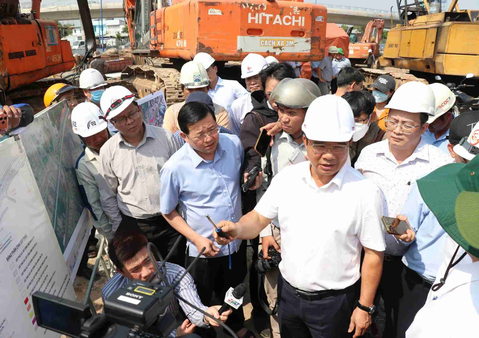 Chủ tịch UBND TPHCM Nguyễn Văn Được kiểm tra nút giao An Phú ngày 17.3.  Ảnh: Minh Quân