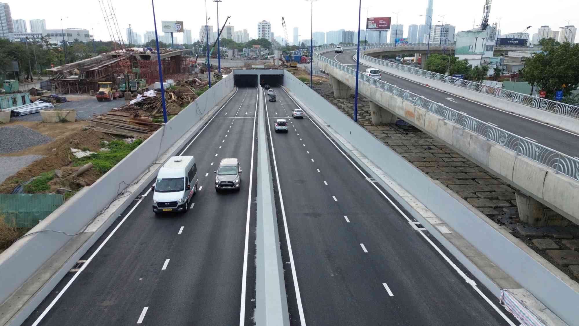 Hầm chui đã thông xe giúp giảm ùn tắc khu vực nút giao An Phú.  Ảnh: Minh Quân