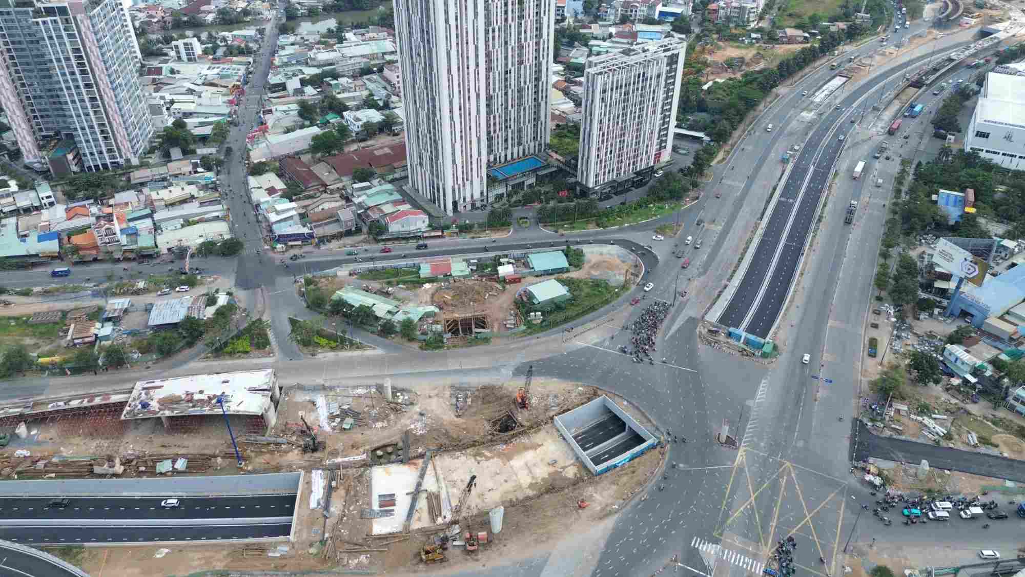 After the underpass is opened to traffic, the An Phu intersection is under construction with an overpass. Photo: Minh Quan
