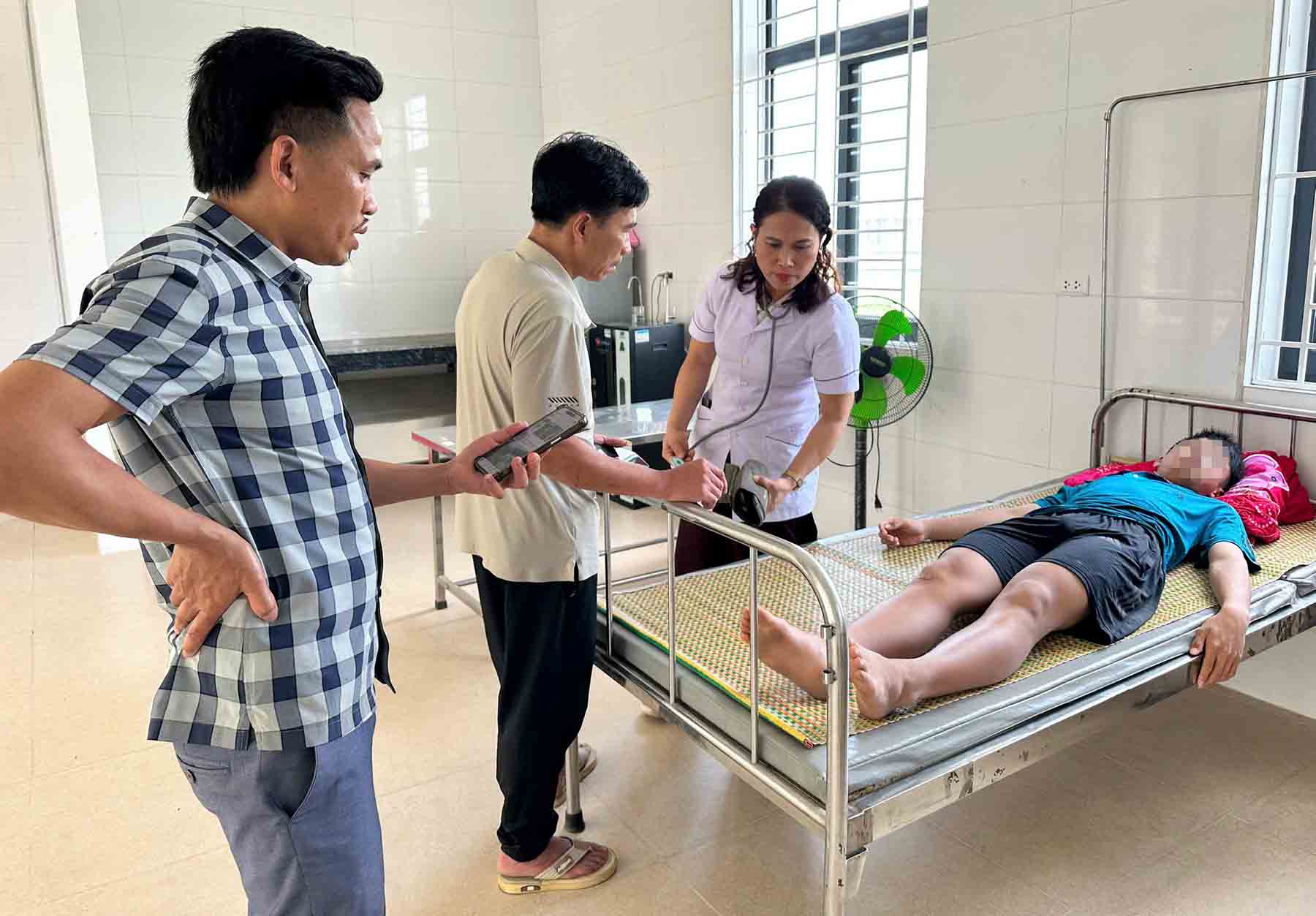 Em L đã hồi phục đang được theo dõi tại Trạm Y tế. Ảnh: Hoàng Anh