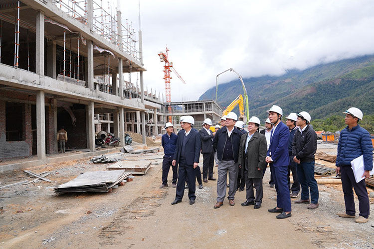 Lai Chau provincial leaders inspect the progress of Phong Tho Inter-level Boarding School. Photo: Lai Chau Provincial People's Committee