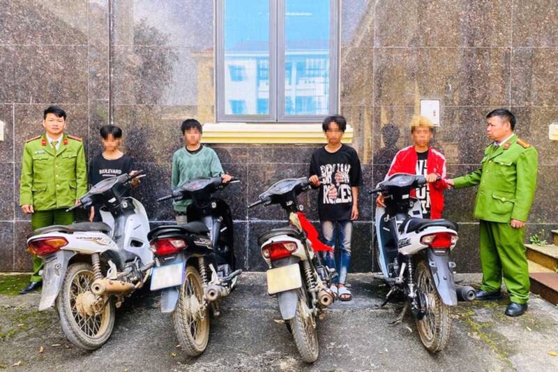 Nhóm 4 thanh thiếu niên cùng tang vật tại cơ quan Công an. Ảnh: Công an tỉnh Sơn La