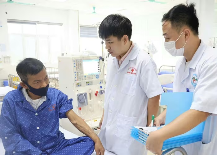 Bác sĩ Tiến (ở giữa) thăm khám cho bệnh nhân, trong một lần làm công tác tuyến tại Sóc Sơn. Ảnh: NVCC 