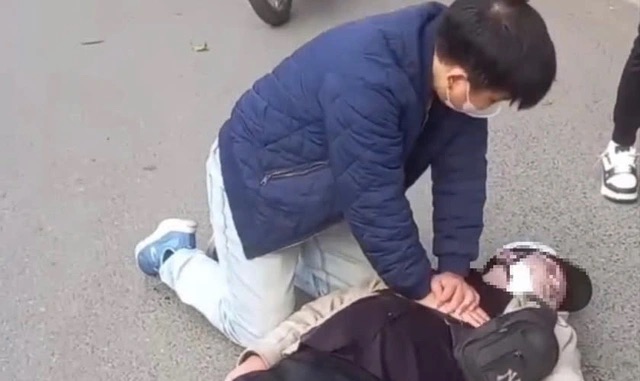 응우옌후이띠엔 의사가 환자를 살리기 위해 흉부 압박을 시행하고 있습니다. 화면 캡처: BVCC