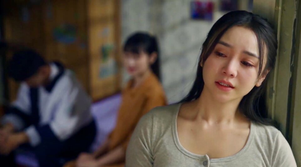 Quỳnh Kool đảm nhận vai chị cả Thương, thể hiện nhiều cung bậc cảm xúc trong hành trình gánh vác gia đình. Ảnh: VFC