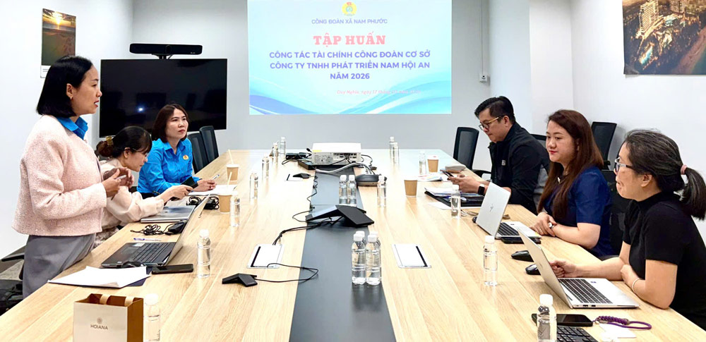 Nam Phuoc Commune Trade Union trains to improve professional skills in grassroots trade union financial work at Nam Hoi An Development Co., Ltd. Photo: Nam Phuoc Trade Union.