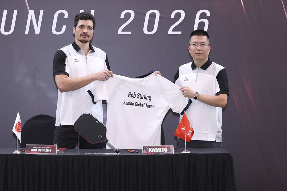 Star Robert Stirling wears the jersey of Vietnam's pickleball club. Photo: My Duyen