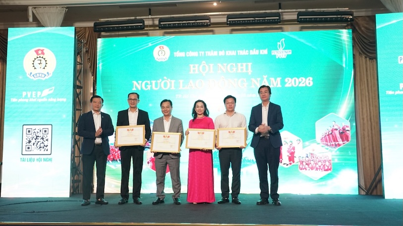 Mr. Nguyen Manh Kha - Chairman of Petrovietnam Trade Union (far right) and Mr. Kieu Ngoc Anh - Chairman of PVEP Trade Union (far left) awarded commendations to collectives with high achievements in the creative labor emulation movement in 2025. Photo: Grassroots Trade Union