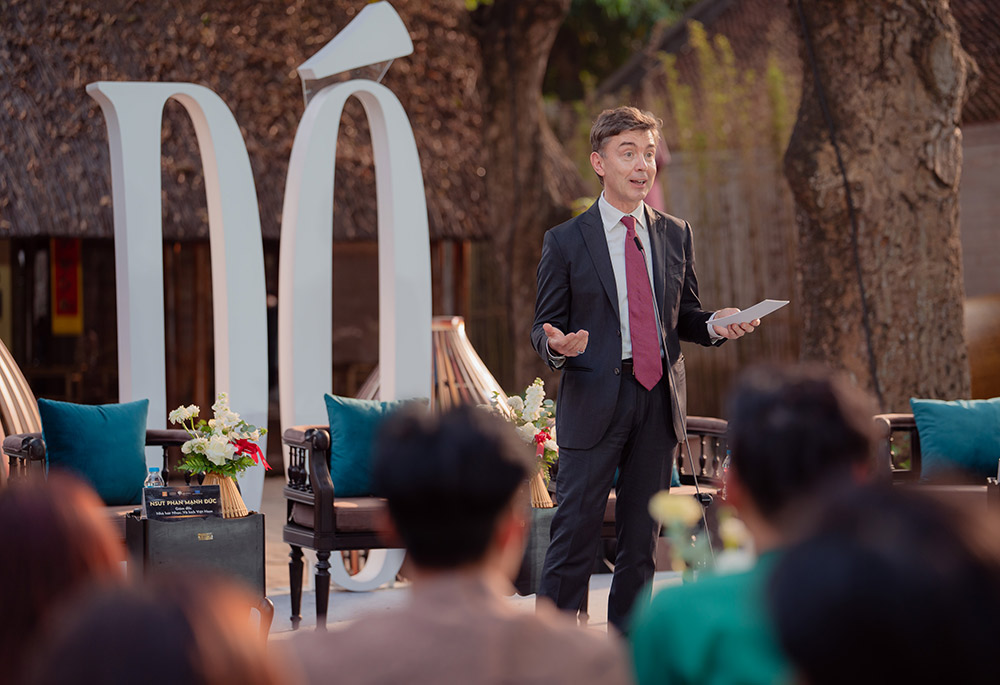 Đại sứ Liên minh châu Âu tại Việt Nam Julien Guerrier nói về vở ballet thuần Việt sắp trở lại với công chúng. Ảnh: BM