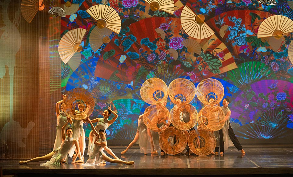 Ekip “Dó” đưa những hình ảnh quen thuộc như nơm, quạt giấy, chiếu hoa, giấy dó… lên sân khấu ballet để kể câu chuyện Việt Nam bằng ngôn ngữ nghệ thuật hàn lâm phương Tây. Ảnh: Dó Show