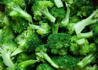 ブロッコリーは、肝臓病患者が夕食に食べられる野菜の1つです。写真:キエウ・ヴー
