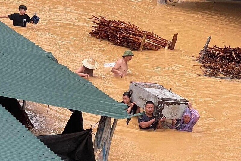 Storm No. 11 submerged houses and fields of people in many communes in Lang Son province. Photo: People provided