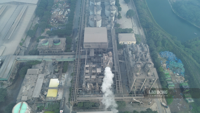 Về hoạt động kinh doanh, từ năm 2018 sau tái cấu trúc, doanh nghiệp ghi nhận tăng trưởng mạnh, doanh thu lần đầu vượt 6.000 tỉ đồng, lợi nhuận sau thuế đạt 873 tỉ đồng.  Đến năm 2022, kết quả lập đỉnh với doanh thu 14.444 tỉ đồng, lợi nhuận sau thuế hơn 6.037 tỉ đồng. Những năm sau, lợi nhuận có điều chỉnh nhưng vẫn duy trì ở mức hàng nghìn tỉ đồng mỗi năm.  Năm 2025, Hóa chất Đức Giang đạt doanh thu 11.267 tỉ đồng, lợi nhuận sau thuế 3.189 tỉ đồng, tiếp tục tăng so với năm trước, cho thấy sự ổn định trong bối cảnh thị trường biến động. Ảnh: Đinh Đại