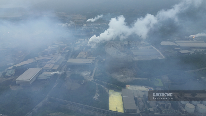 Những làn khói trắng bốc lên từ nhà máy của doanh nghiệp khiến khu vực xung quanh chìm vào mù mịt. Ảnh: Đinh Đại