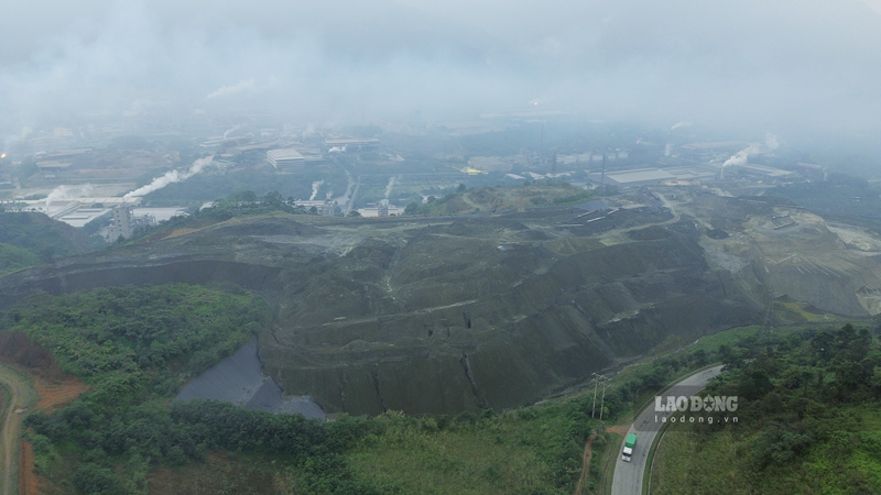 Loạt cán bộ bị khởi tố về hành vi đổ thải trái phép hàng triệu tấn chất thải trên diện tích hàng chục hecta tại Khu công nghiệp Tằng Loỏng (xã Tằng Loỏng), gây ô nhiễm môi trường. Ảnh: Đinh Đại