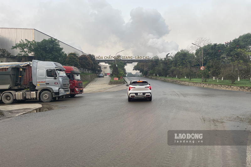 Doanh nghiệp tại Lào Cai với tổ hợp gồm các nhà máy: Nhà máy sản xuất photpho, nhà máy sản xuất phân bón, nhà máy axit photphoric trích ly, nhà máy sản xuất axit photphoric thực phẩm, nhà máy phụ gia thức ăn gia xúc DCP với tổng công xuất hơn 700 ngàn tấn, thu hút khoảng 1.700 lao động. Ảnh: Đinh Đại