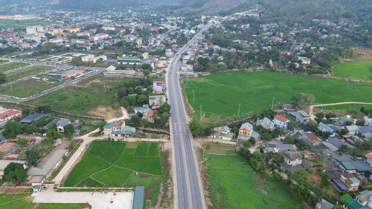 Overview of National Highway 6 section bypassing Hoa Binh city (old) after completion. Photo: Minh Chuyen