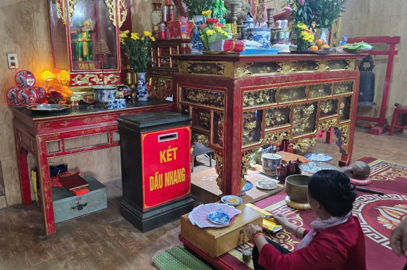 クアンチャオ寺院(ニンビン省タムディエップ区)での功徳金、線香油の収入と支出の管理には、依然として多くの不備があります。写真:グエン・チュオン