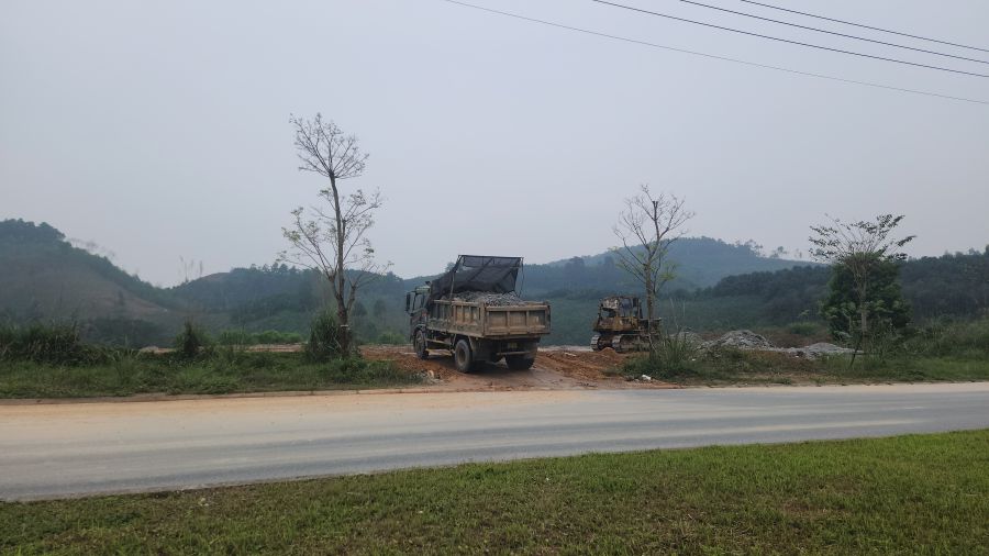Des camions entrent et sortent continuellement pour déverser des déchets. Photo: An Lộc