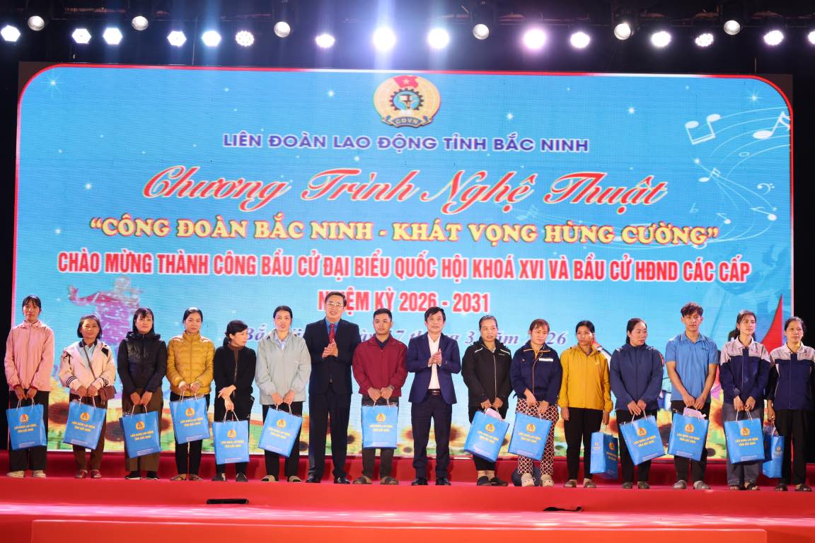 Các đồng chí lãnh đạo trao quà cho đoàn viên, người lao động có hoàn cảnh khó khăn. Ảnh: Quyết Chiến  