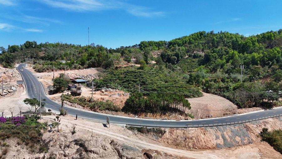 La Carretera Nacional 28B es una carretera que conecta la meseta con el mar azul de la provincia de Lâm Đồng. Foto: Phúc Khánh