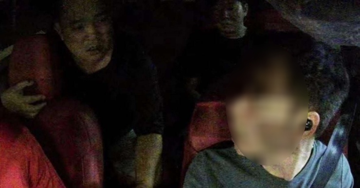 Musician Minh Khang exchanges words with a male technology car driver. Photo: Cut from video