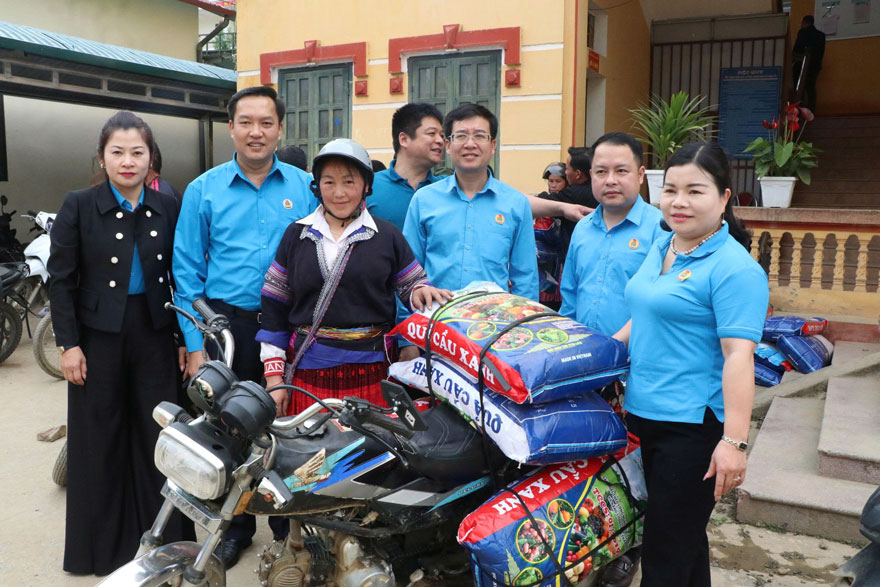 Phân bón giúp nhiều hộ dân vùng cao giảm áp lực chi phí, mở ra cơ hội nâng cao năng suất và ổn định cuộc sống. Ảnh: Mạnh Hùng