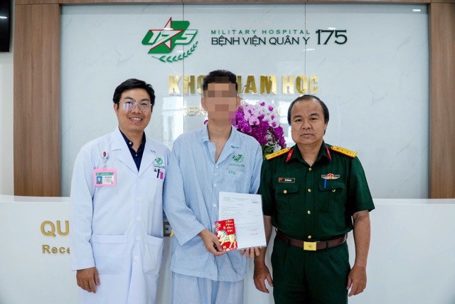 Testicular torsion (middle) patient is congratulated on discharge by doctors. Photo: BVCC