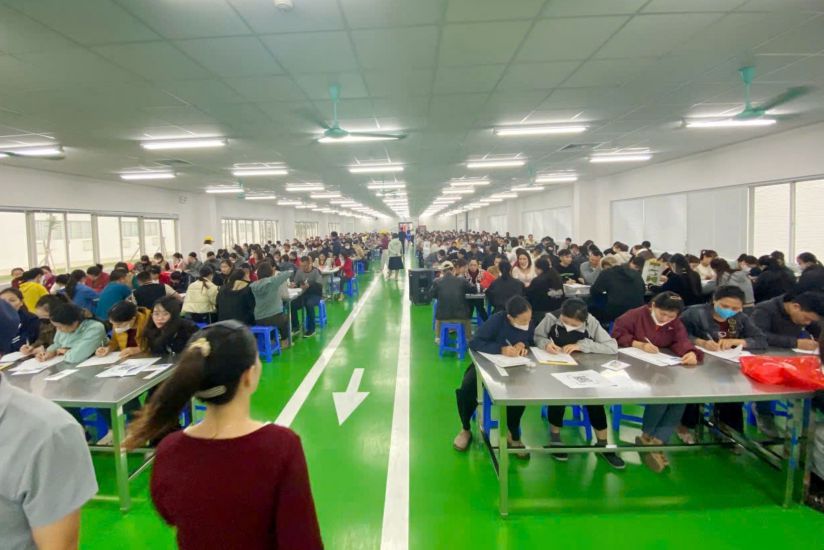 Hundreds of workers come to submit work applications at Sakurai Vietnam Co., Ltd. at the beginning of the new year 2026. Photo: Quach Du