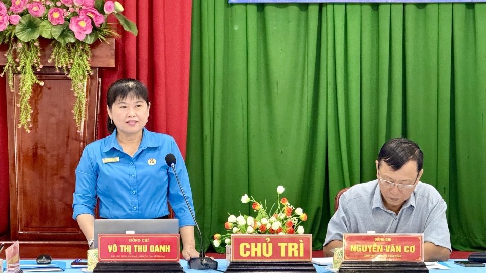 Bà Võ Thị Thu Oanh – Phó Chủ tịch LĐLĐ tỉnh phát biểu tại hội nghị phản biện xã hội về mức hỗ trợ trẻ mầm non, giáo viên khu công nghiệp. Ảnh: Hoàng Lộc