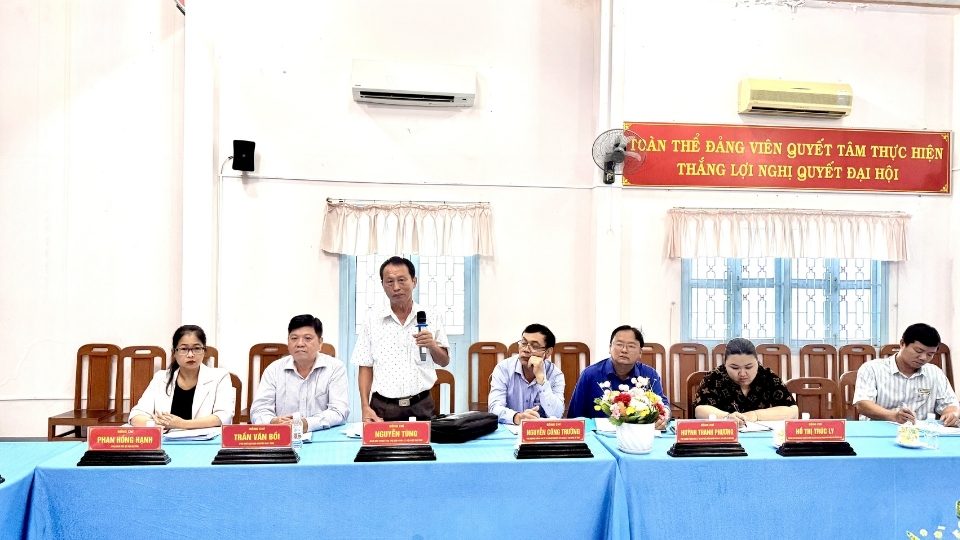 Les délégués ont participé et apporté des contributions à la conférence de critique sociale sur le niveau de soutien aux enfants d'âge préscolaire et aux enseignants des zones industrielles. Photo: Hoàng Lộc