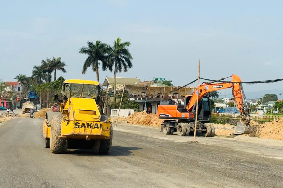 Nhà thầu đang đẩy nhanh thi công những đoạn đã có mặt bằng sạch. Ảnh: TTĐT xã Phú Nghĩa 