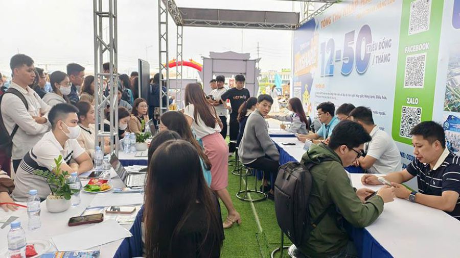 Workers learn about recruitment information and exchange directly with business representatives at the 1st Job Fair in 2026 at VSIP Nghe An Industrial Park. Photo: Duy Chuong