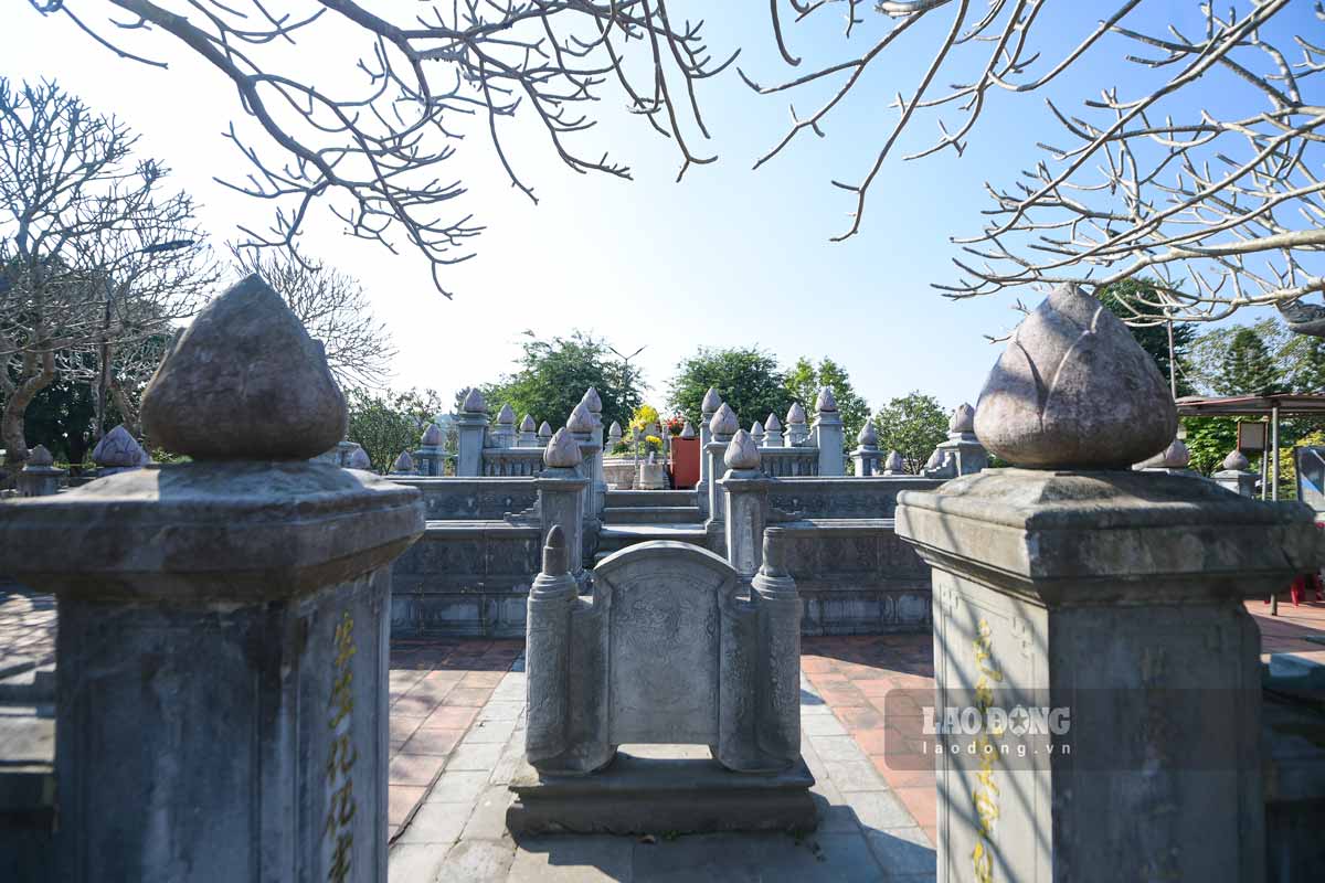 Lăng được xây dựng toàn bộ bằng đá xanh, chạm trổ hoa văn đẹp tinh xảo, là khu vực hình chữ nhật với tổng diện tích 625m2, gồm 5 vòng đường kính vuông, mỗi cạnh dài 24m. Năm vòng đường có 5 độ cao khác nhau, để tạo những mảng sân bậc thang bao quanh lấy phần mộ. Các cửa đều có trụ cổng trên đắp hình búp sen. Giữa lăng là ngôi mộ khối bát giác, mỗi cạnh chừng 1m. Toàn lăng có tổng cộng 60 búp sen bằng đá Hoa cương hồng