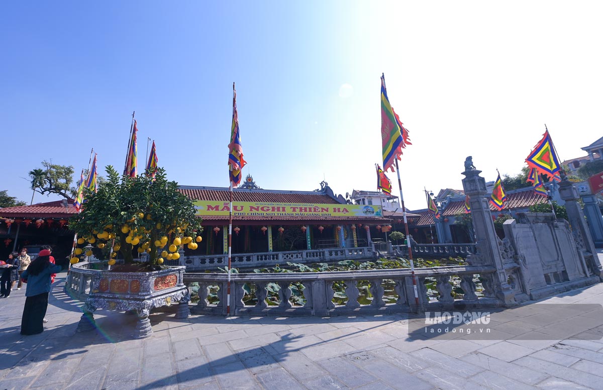 Thuộc Quần thể Di tích kiến trúc nghệ thuật Phủ Dầy còn có Phủ chính Tiên Hương. Đây là công trình kiến trúc đẹp được xây dựng từ thời Cảnh Trị nhà Lê (1663 - 1671) với 19 tòa, 81 gian lớn nhỏ, mặt phủ quay về phía Tây Nam, nhìn về dãy núi Tiên Hương.