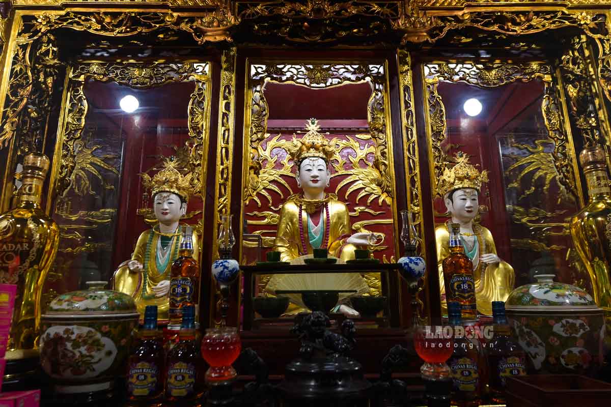 Quần thể di tích Phủ Dầy kiến trúc có giá trị cao về mặt nghệ thuật, gắn liền với việc thờ phụng Thánh Mẫu Liễu Hạnh, được xếp hạng di tích quốc gia năm 1975.