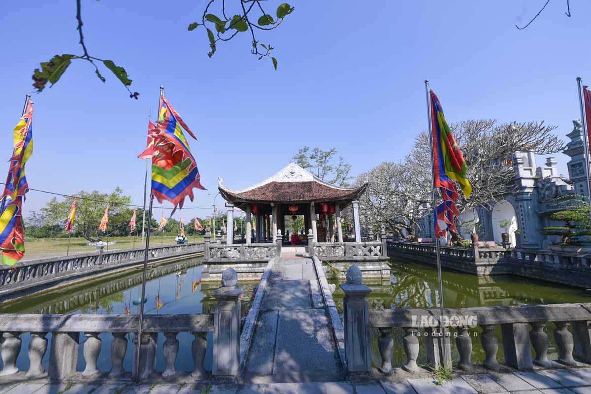 Phía trước là hồ bán nguyệt, giữa hồ là nhà thủy đình, 3 gian, mái cong, có cấu trúc cân đối.