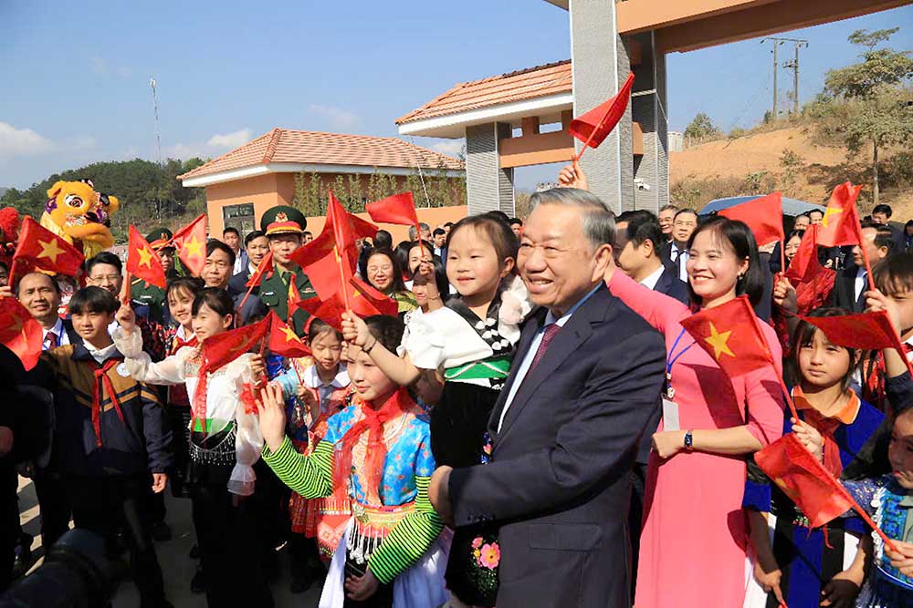 トー・ラム書記長は、2026年1月31日にシパフィン小学校・中学校(ディエンビエン)のインターレベル寄宿制学校の開校式に出席しました。写真:タイン・ダット